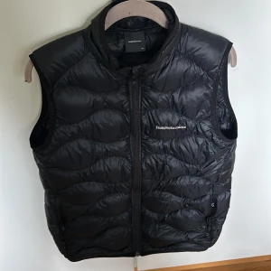 Peak performance väst - Säljer denna snygga peak performance väst i mycket bra skick. Storleken är 170 och är i färgen svart. Jag säljer denna för att jag har har växt ur storleken.
