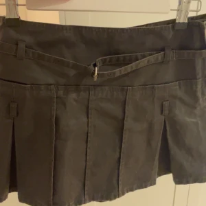 Kjol  - Super snygg kjol från zara, helt ny stl S. Svart/grå ”vecklad”. Super snygg till strumpbyxor eller på sommarn