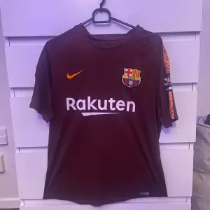 Säljer min Barcelona retro tröja 2017/18 Med Coutinho nummer 14. 8/10 skick✅ anledningen till försäljning är att det inte passar min stil längre. Vid frågor tveka inte att höra av🙏🏼