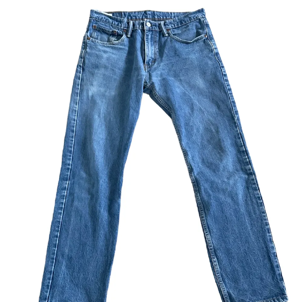 Säljer ett par riktigt feta Jeans! Skick 9/10! Har du några funderingar eller frågor kom privat! Mvh Viggo!. Jeans & Byxor.