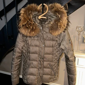 Rock and blue jacka - Säljer denna olivgröna rock and blue jacka i storlek 36 till priset av 600kr. Den har endast använts under en vintersäsong, är välskött och i fint skick. Priset går att diskutera❗️ 