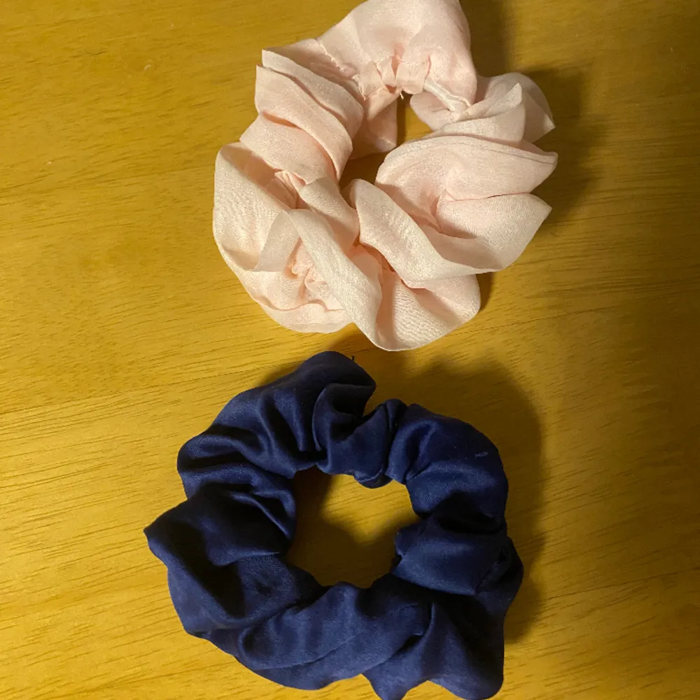 Marinblå och rosa scrunchie, den rosa är använd en gång och den blå aldrig. 1 för 20kr eller båda för 30kr. Accessoarer.