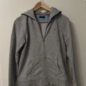 Gant zip up - Säljer min gant Zip up som har blivit för liten