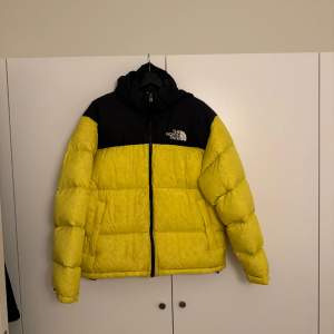 Tjena, Säljer min North Face Retro Nuptse Jacket - TNF Lemon som bara hänger i garderoben. Har använt den 1/2 vinter 2020!  Nypris ligger runt 2500 kr så jag tänker att det bara är att komma med bud så kan vi komma överens om något vettigt. Pm vid fr