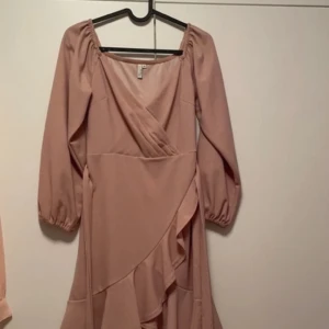 Ljus rosa klänning - Helt ny, aldrig använd! Väldigt fina detaljer! Från Nelly, storlek XS