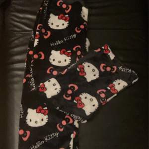 Ett par Hello Kitty mjukis/pyjamas byxor. Strl S. Mjukt material med elastiska band i midjan.