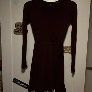 Vinröd klänning  - Använt en gång på jul, bra skick och är väldigt bekväm