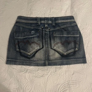 Jeanskjol - Jääätesnygg jeanskjol med coola fickor. Nyskick, säljer för att den inte passade på mig💗💗💗pris kan diskuteras!!!