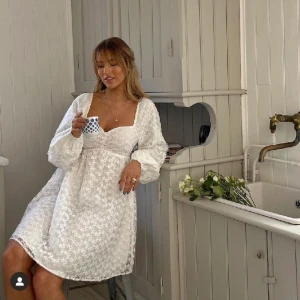 Sanna Jörnvik x NA-KD, vit klänning - Superfin klänning från Sanna Jörnviks kollektion med NA-KD i storlek 36. Aldrig använd (alla lappar är kvar) så den är i bra skick! Säljer då den tyvärr är för liten för mig, skriv om du har någon fråga eller vill ha fler bilder💕