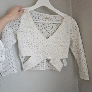 Topp - Topp i spetsliknande material, använd en gång så är i nyskick💓