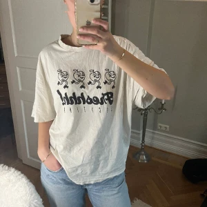 T-shirt - Snygg oversized t-shirt med tryck. Fint skick💗