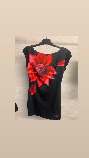 Klänning från Desigual - Fin klänning från Desigual. Helt oanvänd. Storlek M. 