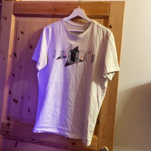 Nike T-shirt  - Nike/jordan T-shirt i storlek M. Tröjan är i bra skick men använd en hel del 