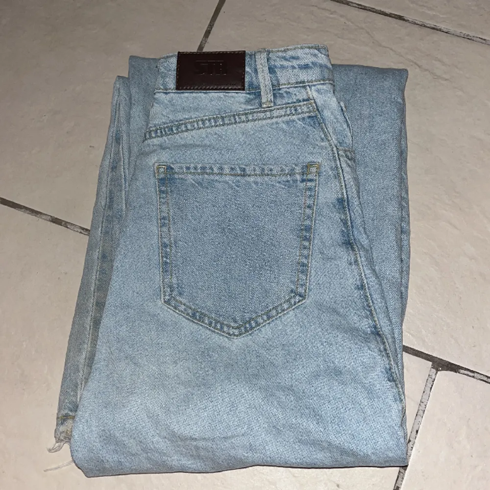Helt nya STR jeans, högmidjade.  Säljer för att jag har växt ur dom.  Ny pris - 450kr Säljer för - 310kr. Jeans & Byxor.
