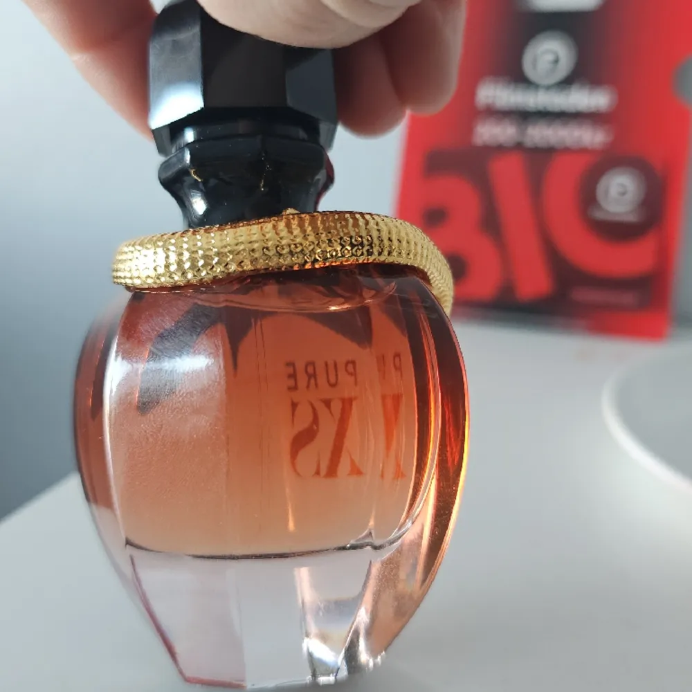 Parfym från Paco Rabanne. Pure xs. 50 ml. Endast ett par sprut tagna ur. Kan skickas mot fraktkostnad (60 kr spårbart). Accessoarer.