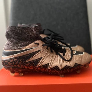 Nike hypervenom  - Nike hypervemoms i storlek 42. Skorna har lite tecken på användning men är annars i mycket bra sick.  (PRIS KAN DISKUTERAS)