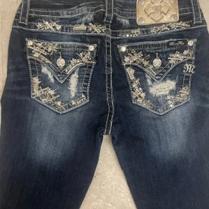 Miss me jeans - Skit snygga miss me jeans men förstora för mig💔💔 mindre slitning på bak fickan men inget man tänker på alls! Midjemått tvärs över är 38cm och innerbenslängd är 74 cm. Hör av er vid fler frågor❤️❤️