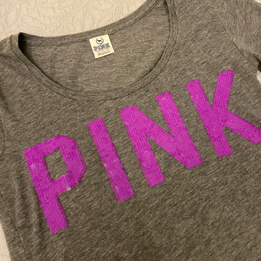 åtsittande grå tshirt från PINK i storlek XS. kontakta mig gärna vid intresse 😊. T-shirts.