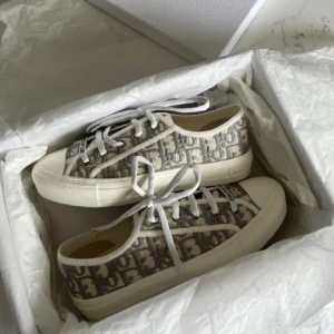 Christian dior skor  - Söker två par underbara skor två par Christian dior skor och par christian louboutin. Bilder finns hälsat i 39-40