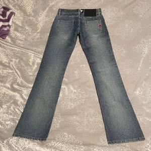 lågmidjade raka jeans  midja: 34cm  innerbenslängd: 81cm  