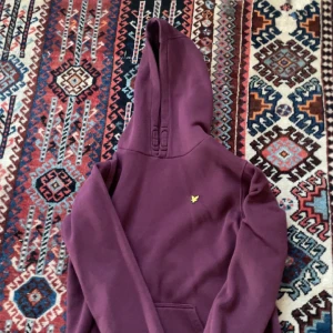 Lyle & scott hoodie - Fin hoodie skick 10/10 aldrig använd endast testad säljer då det inte är min stil längre nypris 949 kr