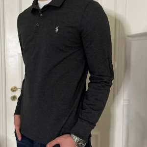 Ralph lauren rugby tröja  - Polo Ralph lauren rugby tröja Cond 10/10 inga skavanker då den knappt är använd Modellen på bilden är ca 187 oxh väger 84 kg Skriv om du har någon fundering Priset kan diskuteras vid snabb affär  