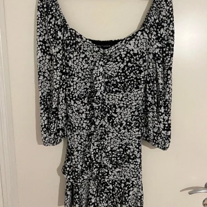 Zara kort blommig klänning  - Använd Max 2 gånger 