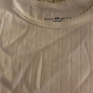 Brandy melville långärmad  - En långärmad vit tröja från brandy melville, men söta mönster :)