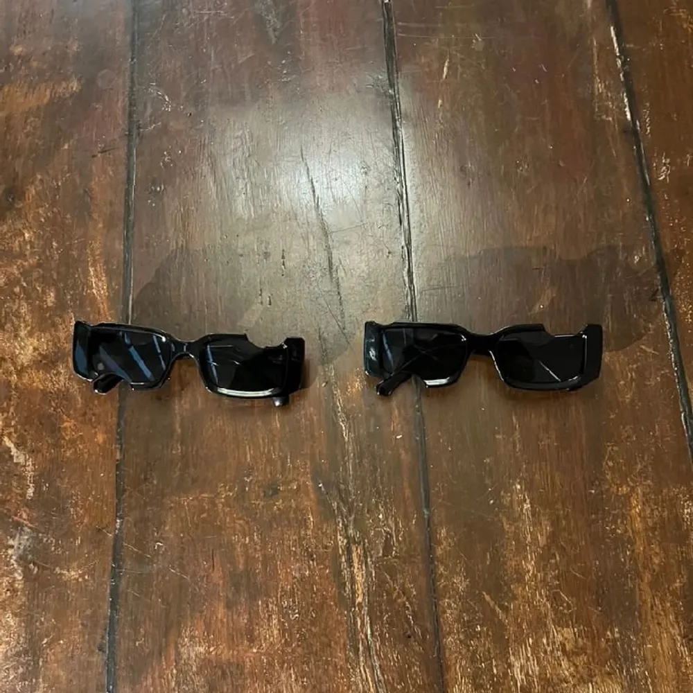 Säljer ett par helt nya 1:1 Off-white solglasögon.. Övrigt.