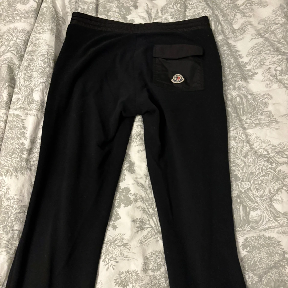 Moncler mjukisbyxa, kvitto finns. - 90