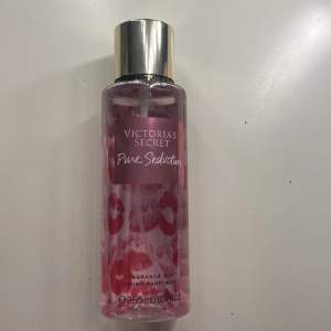 En bodymist från Victoria Secret i doften Pure Seduction. Den ska dofta melon, plommon och fresia. Använd men finns mycket kvar. Säljer för lite dyrare eftersom det är svårt att få tag på i Sverige! 