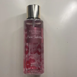 Bodymist - En bodymist från Victoria Secret i doften Pure Seduction. Den ska dofta melon, plommon och fresia. Använd men finns mycket kvar. Säljer för lite dyrare eftersom det är svårt att få tag på i Sverige! 