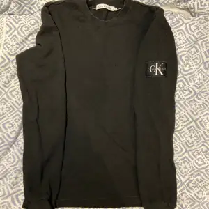 Säljer denna Calvin Klein sweatshirt då den inte kommer till användning. Den är i bra skick och använd ett fåtal gånger 