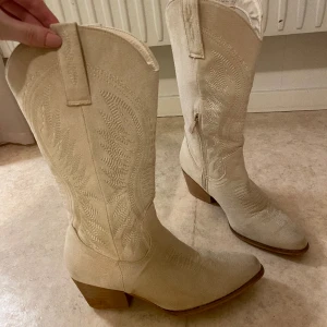 Cowboy boots  - Skriv privat för fler bilder. Cowboy boots storlek 37 passar mig med storlek 38