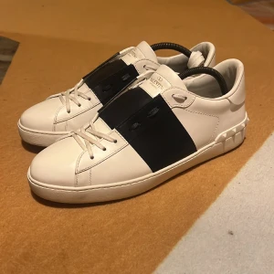 Valentino opens - Tja säljer nu mina valentinos då dom inte passar mig längre skorna är i 9/10 skick 