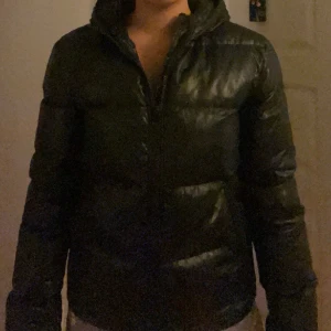 SUPER FIN GLANSIG VINTERJACKA - Säljer mina fina glansiga pufferjacka i svart. Jackan är endast använd 1 gång, ny utan prislapp. Varm och skön och klassas som en vinterjacka. Storlek S och skulle även kunna passa M. Skriv gärna om ni har frågor💓🥰. Pris kan diskuteras.