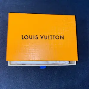 En helt ny Louis Vuitton coin purse ( A kopia ) med låda och några lappar vid insidan