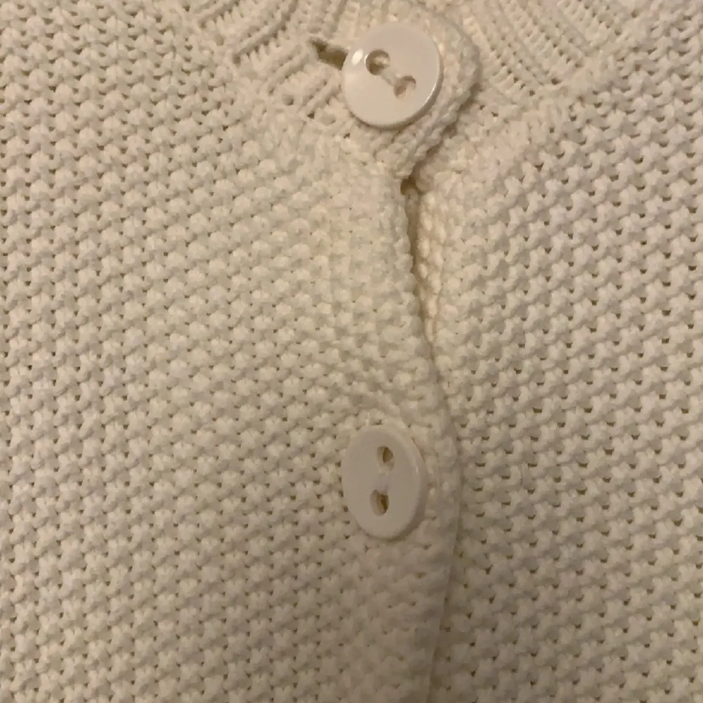 Säljer denna jag aldrig fick användning av. Är från Lindex storlek m men är liten i storlek (jag har xs). Köpt för 400-500. Minns inte💕💕. Neuletakit & Villapaidat.