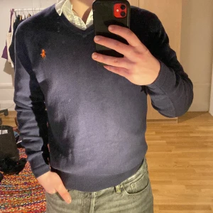 Ralph Lauren V Neck  - En mycket fin V neck från polo Ralph Lauren i mycket bra skick. Storlek M men funkar bra till S