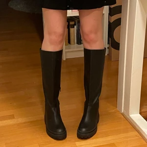 Ida Carlsson boots - Säljer mina fina stövlar från NA-KD, Ida Carlssons kollektion eftersom de inte är min stil längre! De är i perfekt skick utan några defekter. Storlek 41💕