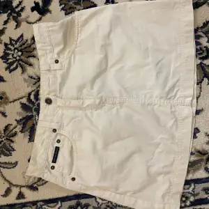 Jätte snygg vit jeans kjol från Gant! Säljer då den är lite för stor på mig! ❤️