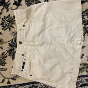 Jeans kjol - Jätte snygg vit jeans kjol från Gant! Säljer då den är lite för stor på mig! ❤️
