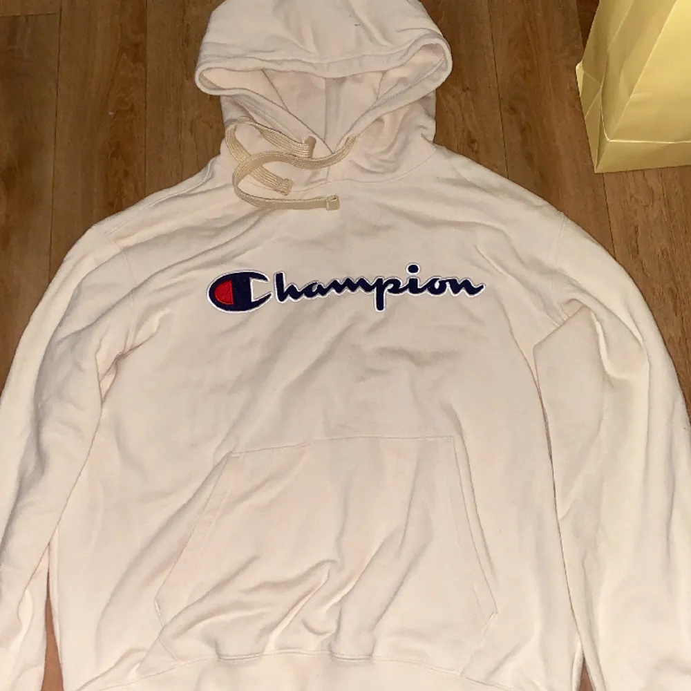 Champion hoodie oanvänd som ny vid intresse skicka meddelande . Hoodies.