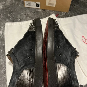 Louboutin skor - Louboutin skor i otroligt skick,   Size: 41,5 Cond 9,5/10 Og box och dustbags, prislapp kvar på boxen!  Självfallet äkta.