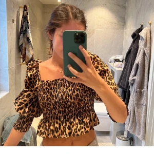 Leopard topp - Såå himla fin och användbar. Väldigt trendig nu också. Väldigt bra skick. ❤️