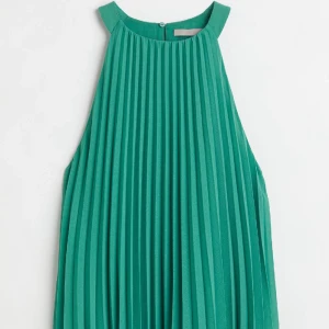 Plisserad topp - Superfin till både fest o vardags. Färgen gör sig inte rätta på min bild och tycker den är väldigt skrikig på HMs egna. Ett mellanting. Sista bilden är lånad och visar hur modellen ser ut på