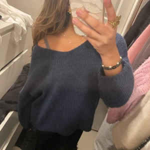 Stickad tröja  - Säljer denna superfina stickade tröja då en inte kommer till användning, endast använd en gång så den är som ny. Köparen står för frakten💕