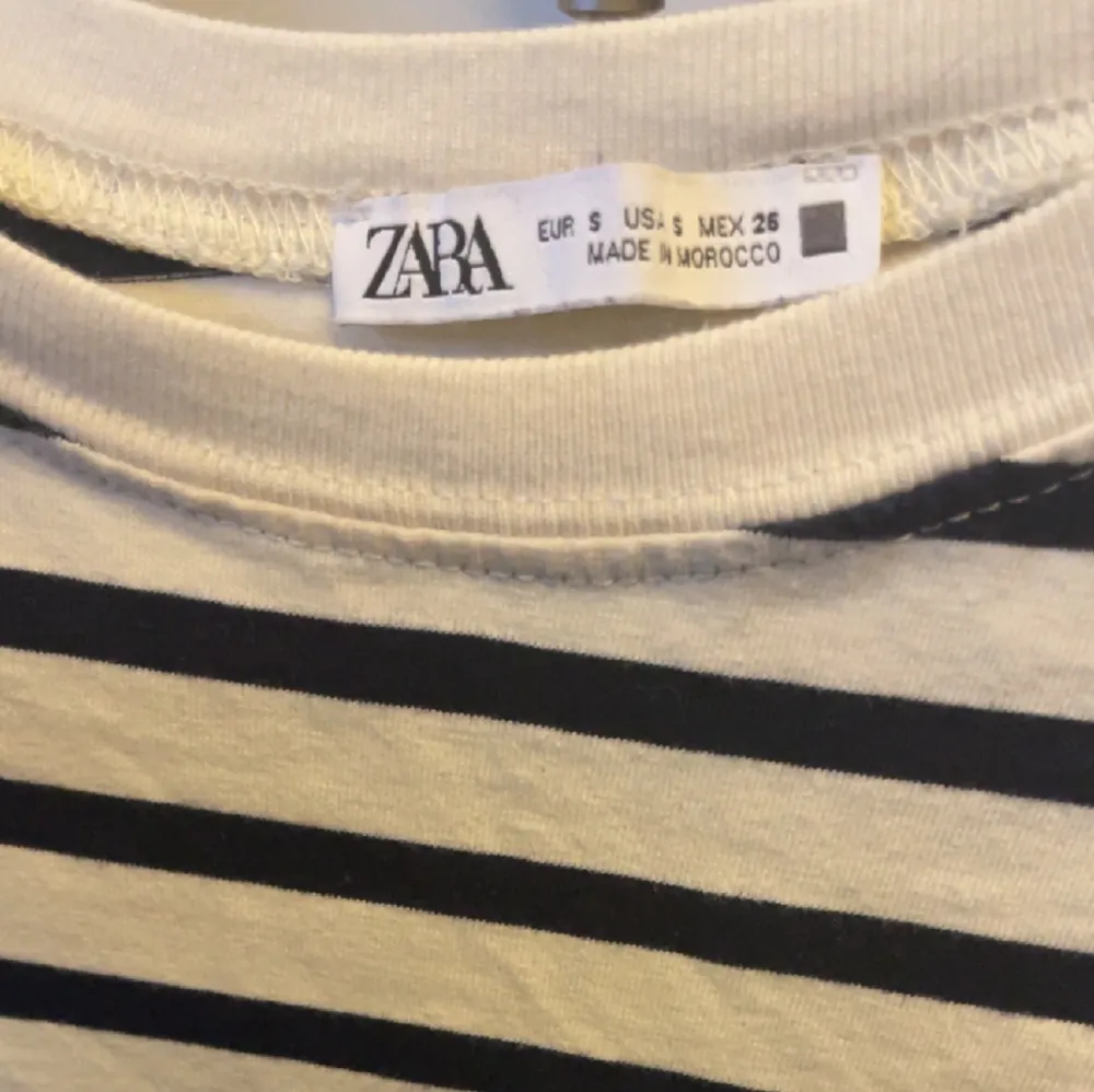Säljer denna fina toppen från Zara som inte finns på deras hemsida längre. Den är i storlek S. Toppar.