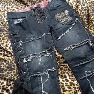 Asfeta jeans köpta här på plick, nyskick och coola detaljer 🫶 W28  ! LÅNADE BILDER ! tveka inte för att be om fler bilder 💓