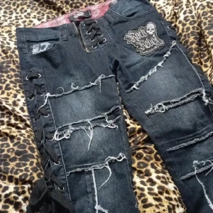 Rock Rebel Jeans - Asfeta jeans köpta här på plick, nyskick och coola detaljer 🫶 W28  ! LÅNADE BILDER ! tveka inte för att be om fler bilder 💓